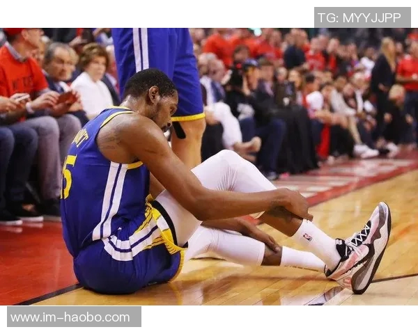 库里目睹队友接连遭遇十字韧带重伤赛季报销心痛不已 库里目睹队友接连遭遇十字韧带重伤赛季报销心痛不已