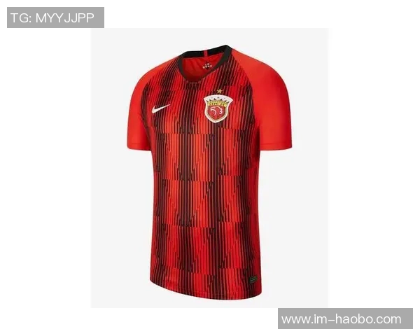 记者展示海港新赛季球衣清新红色造型引发球迷热议 记者展示海港新赛季球衣清新红色造型引发球迷热议